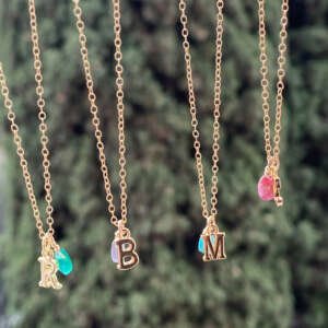 Collar mineral con inicial